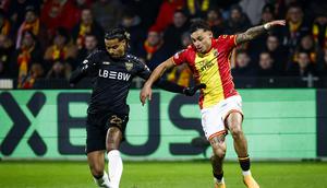 Aksi bek Timnas Indonesia, Dean James saat memperkuat Go Ahead Eagles menjamu VfB Stuttgart dalam lanjutan Liga Europa 2025/2026, (28/11/2025). (AFP/Vincent Jannink)