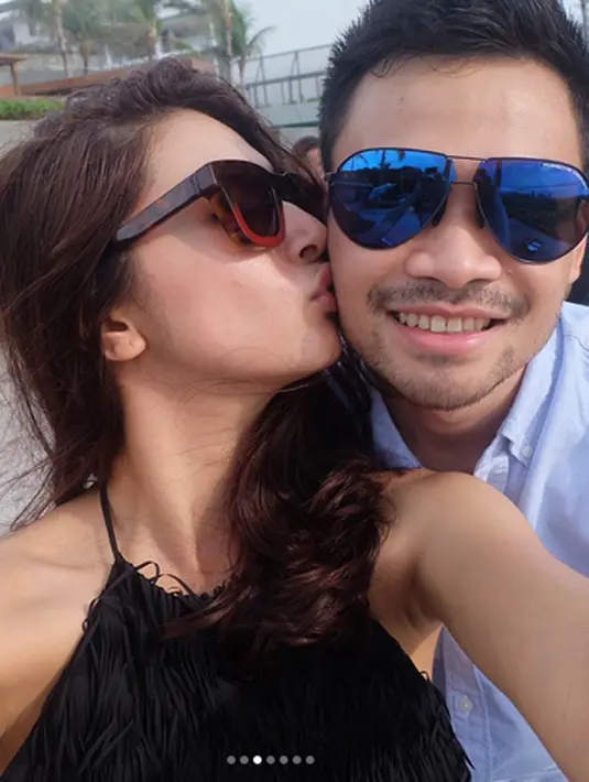 Nabila Syakieb resmi dipersunting Reshwara Argya Radinal pada 20 Desember 2015. Mereka menggelar resepsi pernikahan di hotel mewah di kawasan Mega Kuningan, Jakarta Selatan. Kini, kedunya tengah menantikan kehadiran anak pertamanya. (Instagram/nsyakieb85)