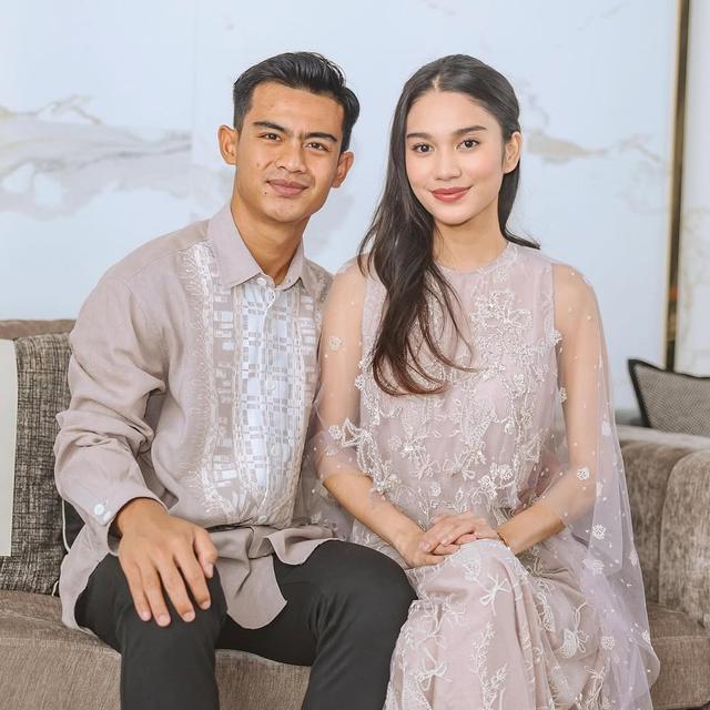 Gaya Serasi Azizah Salsha dan Pratama Arhan Rayakan Lebaran dengan Outfit Bernuansa Netral