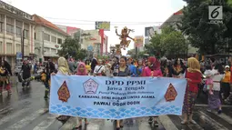 Sejumlah wanita saat meramaikan Karnaval Seni Budaya Lintas Agama di kawasan Jalan Pemuda  Semarang, Minggu (25/3). Acara ini juga diikuti komunitas budaya lainnya hingga berjumlah 25  atraksi dari berbagai daerah di Jawa Tengah. (Liputan6.com/Gholib)