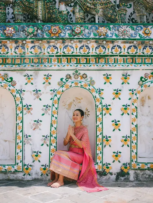 Andien menjatuhkan pilihannya pada Chut Thai berwarna pink dengan perpaduan aksen gold dan lilac. Ia juga menyempurnakan look-nya dengan berbagai perhiasan hingga hair piece yang senada dengan busananya. [@andienaisyah].