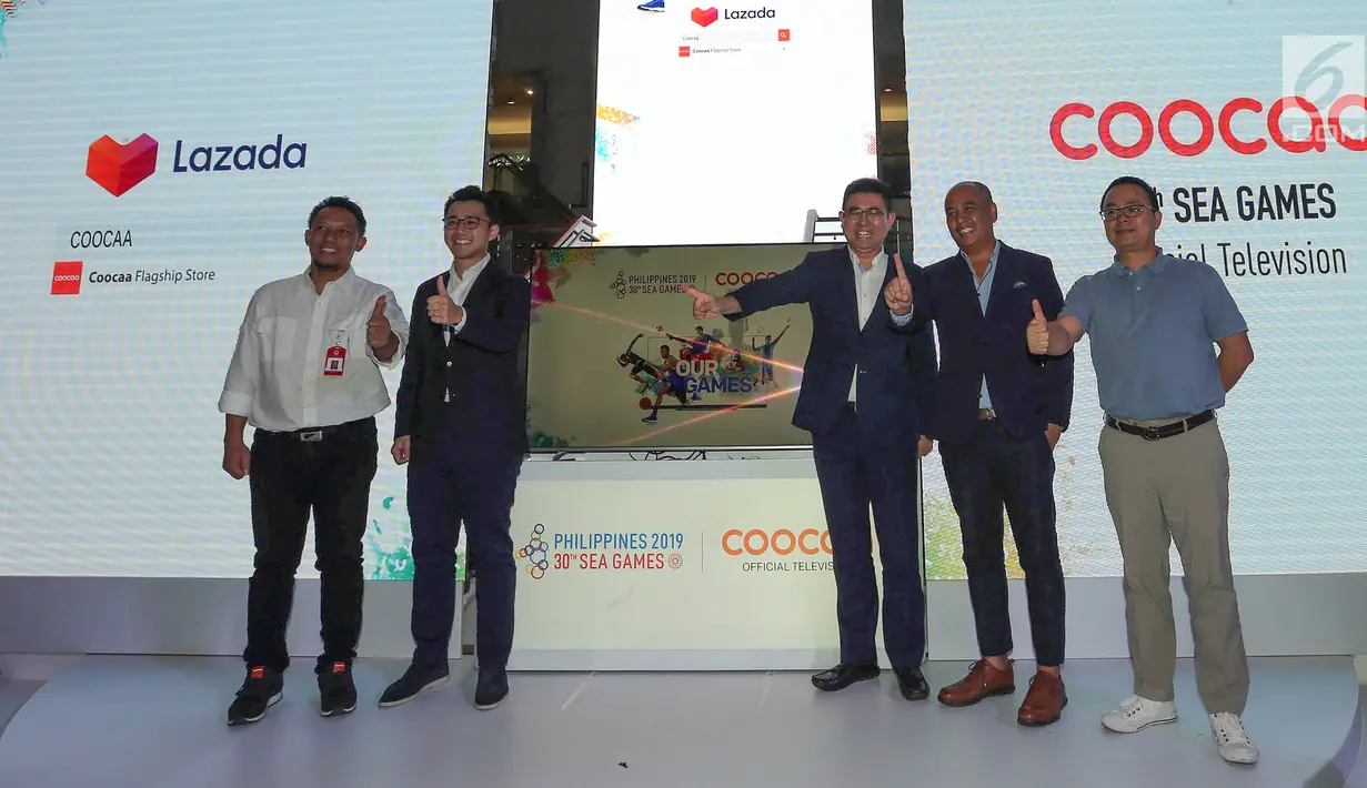 Plt Asdep Industri dan Promosi Olahraga Kemenpora Sandi Suwardi Hasan, President Lazada Group Jing Yin, Chairman/CEO Shenzhen Skyworth RGB Electronic Wang Zhiguo, Zhang Jojit Alcazar dan Hongjun saat peluncuran smart tv edisi Sea Games di Jakarta, Senin (2/9/2019). (Liputan6.com/HO/Bon)
