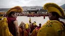 Sejumlah biksu Tibet mengikuti upacara Monlam atau Festival Doa Agung Losar di Biara Rongwo, Tibet (1/3). Perayaan Festival Doa Agung ini hanya dipusatkan di kuil-kuil besar. (AFP/Johannes Eisele)