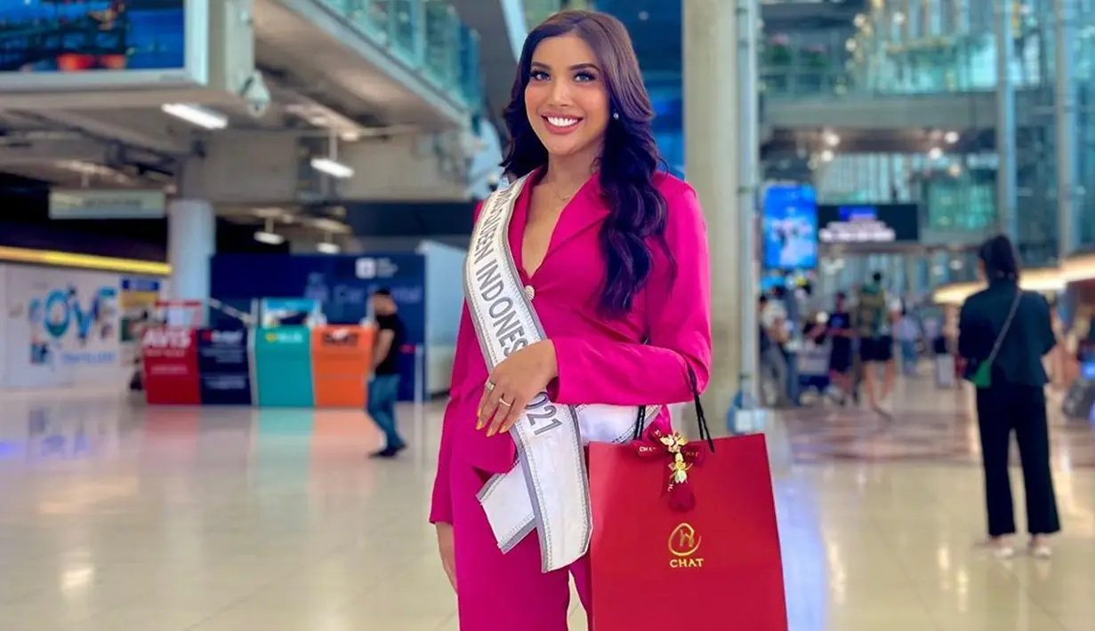 Memakai busana berwarna pink, penampilan Millen saat di bandara tak lepas dari sorotan. Dirinya juga memakai makeup serta tatanan rambut yang membuatnya tampak elegan. (Liputan6.com/IG/@millencyrus)