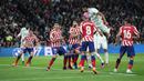 Pemain Real Madrid, Alvaro Rodriguez mencetak gol penyeimbang 1-1 ke gawang Atletico Madrid pada laga lanjutan Liga Spanyol 2022/2023 yang berlangsung di Santiago Bernabeu, Spanyol, Minggu (26/02/2023) dini hari WIB. (AFP/Pierre-Philippe Marcou)