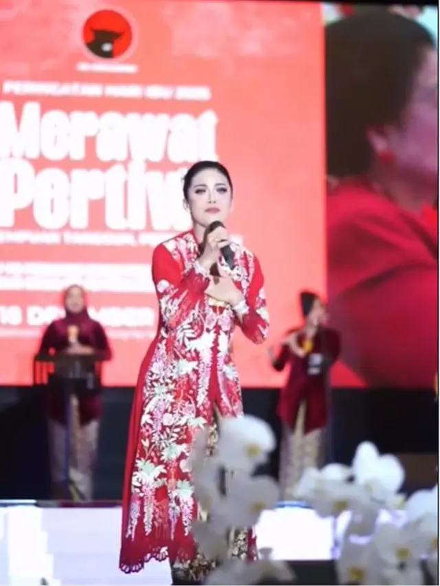 6 Potret Krisdayanti di Acara Hari Ibu Bersama Megawati, Anggun Berkebaya Panjang