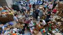 Para relawan mengatur bermacam barang hasil penggalangan dana untuk korban Harvey di Dallas Utara, Selasa (29/8). Para donatur bisa memberikan bantuan berupa barang atau uang melalui situs milik Charity Navigator. (Tony Gutierrez/AP)
