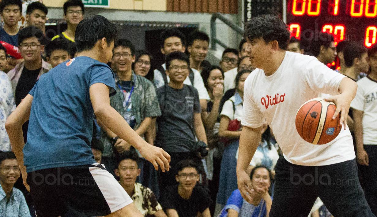 Augie Fantinus one-on-one dengan penonton di Kolese Kanisius, Jakarta, Jumat (2/2/2018). Pengenalan NBA ke sekolah ini untuk meningkatkan animo generasi muda Indonesia untuk semakin mengenal dan mencintai basket. (Bola.com/Asprilla Dwi Adha)