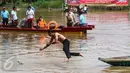 Warga melompat dari kapal untuk menangkap bebek yang dilempar ke kali Cisadane pada perayaan Peh Cun di Pasar Lama, Kota Tangerang, Kamis (9/6). Sulitnya menangkap bebek di air menjadi tontonan yang menarik bagi warga. (Liputan6.com/Fery Pradolo)