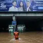 Petugas mengecek kondisi air yang membanjiri terowongan Dukuh Atas, Jakarta, Senin (11/12). Hujan lebat yang mengguyur ibu kota mengakibatkan genangan hingga satu meter di lokasi tersebut. (Liputan6.com/Faizal Fanani)