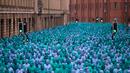 Ribuan orang dengan tubuh di cat berwarna biru bertelanjang bulat saat menjadi model sebuah seni berjudul "Sea of Hull" karya Spencer Tunick asal Amerika Serikat di pusat Kota Hull, Inggris, Sabtu (9/7). (AFP Photo/Jon Super)