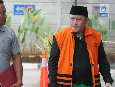 Anggota DPRD Lampung Tengah nonaktif Rusliyanto dikawal petugas akan menjalani pemeriksaan lanjutan di gedung KPK, Jakarta, Selasa (21/08).(merdeka.com/Dwi Narwoko)