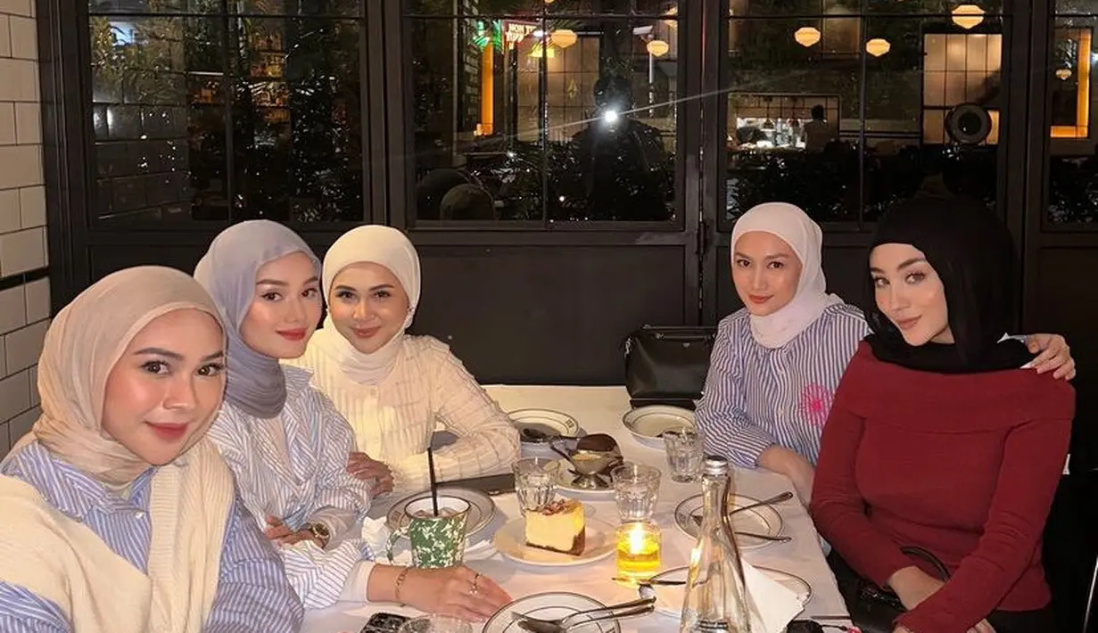 Geng mamayu pun tampil dengan busana kasual. Dengan kombinasi warna biru dan putih, kecuali Margin yang mengenakan baju maroon. [@melodylaksani92]