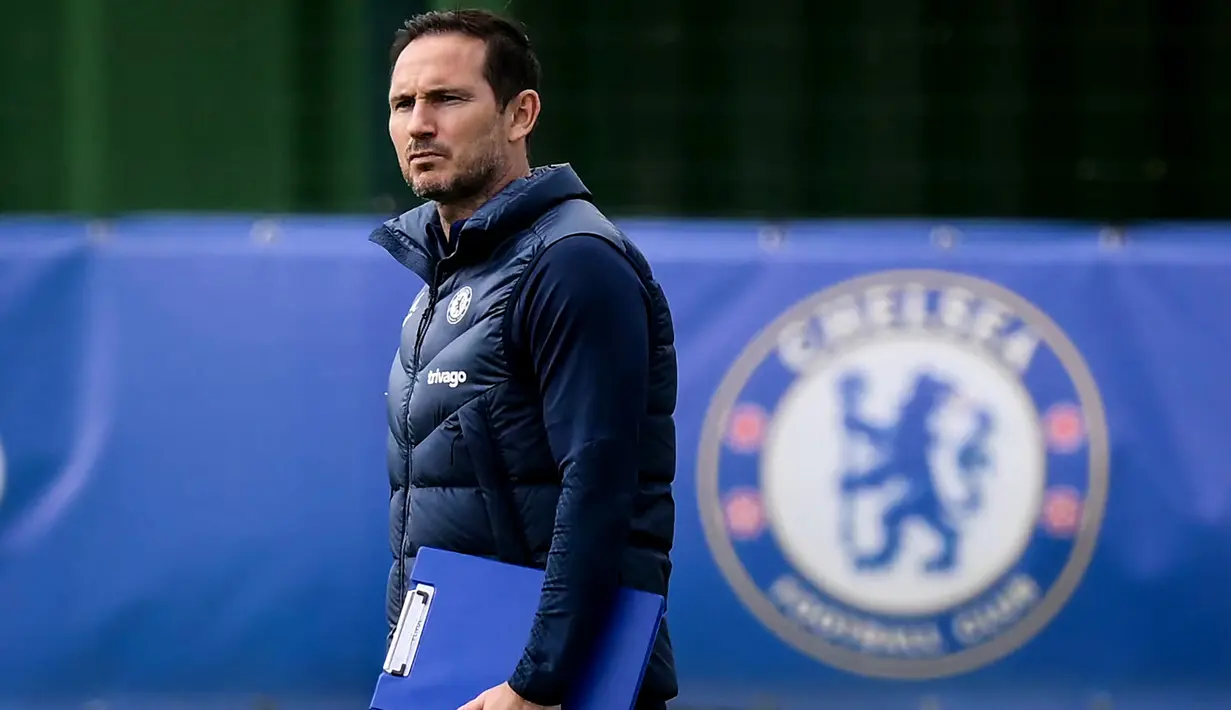 Pelatih Chelsea, Frank Lampard saat sesi latihan jelang laga Liga Champions melawan Real Madrid di London, (11/4/2023). Chelsea akan bertandang ke markas Real Madrid pada leg pertama perempat final Liga Champions 
 (AFP/Daniel Leal)