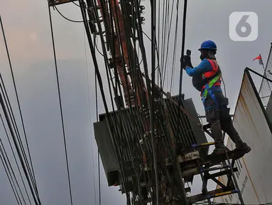 Petugas melakukan inspeksi trafo listrik di kawasan Ciledug Kota Tangerang, Jumat (26/8/2022). Pemerintah menganggarkan subsidi listrik pada 2023 sebesar Rp 72,32 triliun atau lebih tinggi 21,4 persen dari tahun lalu. (Liputan6.com/Angga Yuniar)