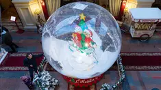Dekorasi Tahun Baru terlihat di depan toserba GUM dekat Lapangan Merah di Moskow, Rusia, pada 2 Desember 2020. (Xinhua/Bai Xueqi)