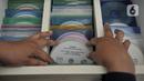 Pustakawan saat memilih buku audio digital berbentuk CD di Perpustakaan Mitra Netra, Jakarta, Selasa (3/12/2019). Adanya perpustakaan ini diharapkan para disabilitas dapat menempuh pendidikan mandiri, berkualitas, dan terwujudnya kehidupan tunanetra yang bermakna dalam masyarakat inklusif. (merdeka.