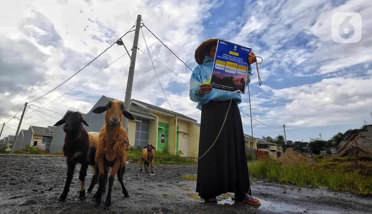 Warga melihat selebaran promo pembiayaan rumah KPR Bank BTN di kawasan perumahan subsidi, Rajeg, Tangerang, Banten, Kamis (11/2/2021). Bank BTN dan Kementerian PUPR memberikan program penyaluran skema Kredit Pemilikan Rumah Bantuan Pembiayaan Perumahan Berbasis Tabungan. (Liputan6.com/Angga Yuniar)