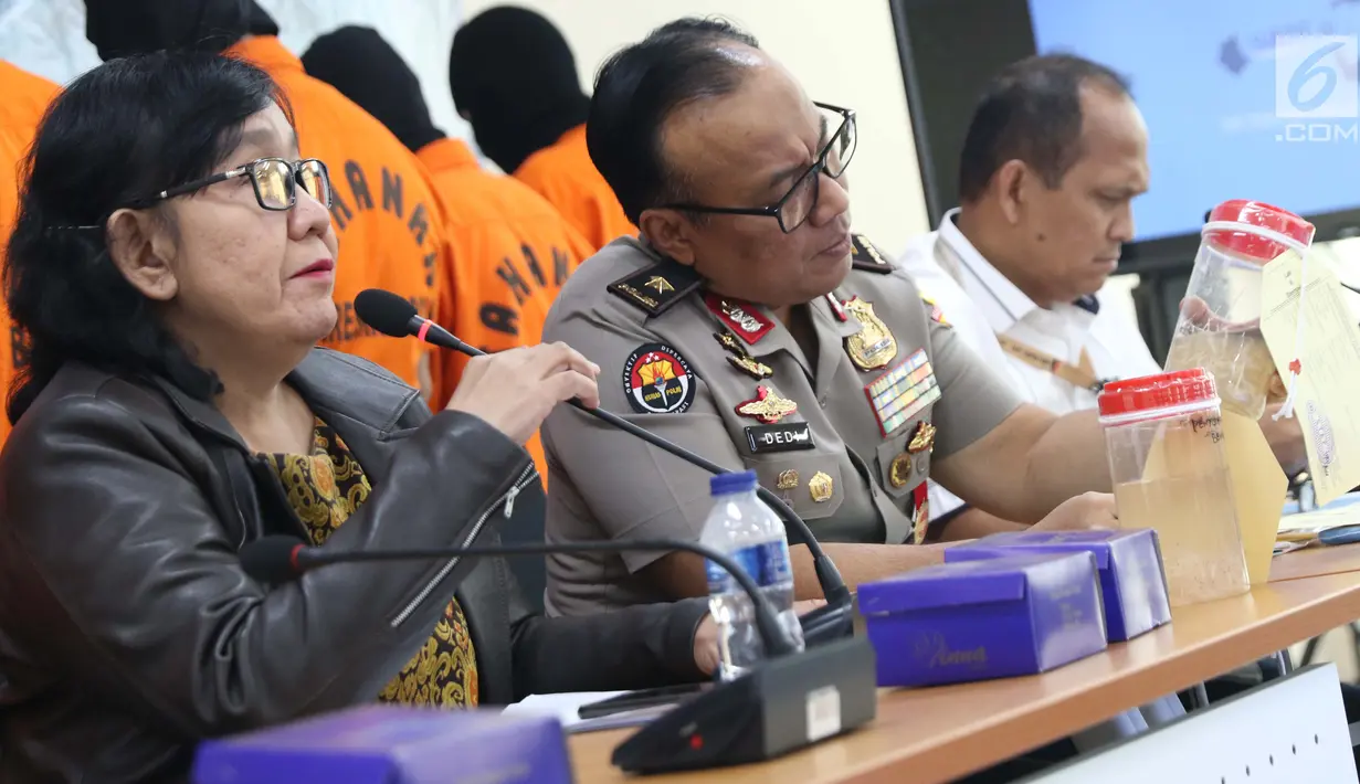 Karopenmas Divhumas Mabes Polri, Brigjen Pol Dedi Prasetyo (tengah) saat rilis penyelundupan benih lobster di Gedung Bareskrim Mabes Polri, Jakarta, Selasa (13/8/2019). Polisi mengungkap penyelundupan 57.058 ekor benur jenis pasir dan jenis mutiara 203 ekor. (Liputan6.com/Helmi Fithriansyah)