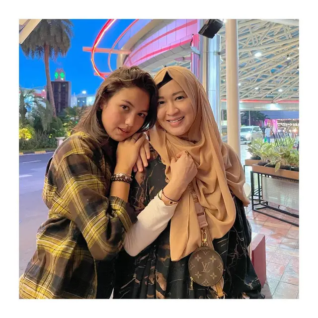 Disebut Calon Mantu, Ini 6 Kebersamaan Saskia Chadwick dengan Okie Agustina