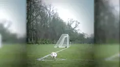 Bintang baru Manchester United Angel Di Maria mencetak gol lewat sepak pojok dengan tendangan rabona yang menjadi ciri khasnya.