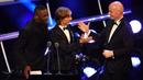 Pemain Real Madrid asal Kroasia, Luka Modric, menyapa Presiden FIFA, Gianni Infantino, saat penganugerahan Pemain Terbaik FIFA 2018 di London, Senin (24/9/2018). Dirinya mampu mematahkan dominasi Cristiano Ronaldo dan Lionel Messi. (AFP/Ben Stansall)