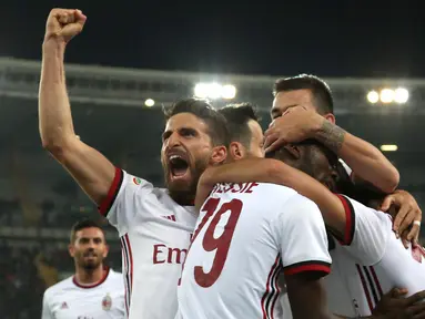 Para pemain AC Milan merayakan gol Hakan Calhanoglu (kiri) saat melawan Chievo Verona pada laga Serie A di Bentegodi stadium, Verona, (25/10/2017). AC Milan menang 4-1. (Filippo Venezia/ANSA via AP)