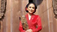 Krisdayanti menyorot kebaya warisan nenek moyang. Bukan hanya untuk rayakan Hari Kartini karena kebaya kini punya &ldquo;tanggal lahir&rdquo; sendiri untuk diperingati. (Foto: Dok. Instagram @krisdayantilemos)