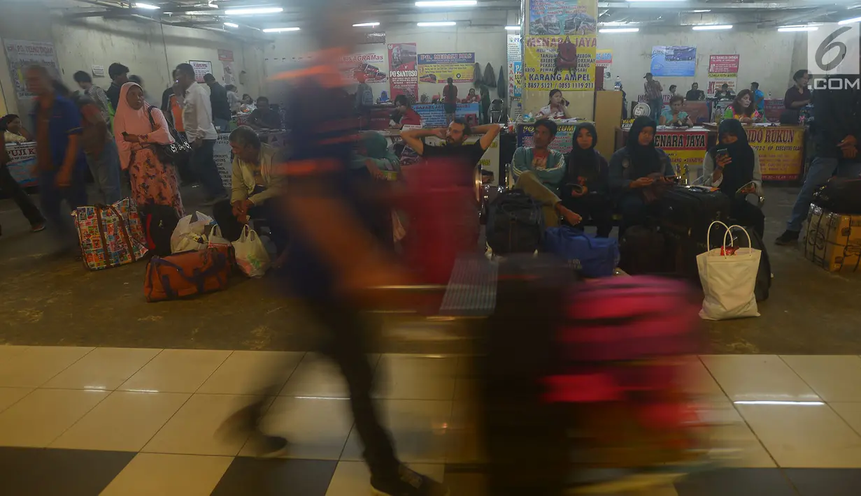 Sejumlah calon penumpang menunggu bus antar kota antar provinsi untuk pulang kampung di Terminal Pulogebang, Jakarta, Sabtu (9/6). Jumlah penumpang yang ada di terminal terpadu Pulogebang terus bertambah. (Merdeka.com/Imam Buhori)