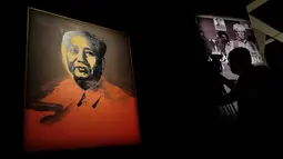 Sebuah lukisan Mao Zedong karya seniman asal AS, Andy Warhol terlihat selama Sotheby’s Modern and Contemporary Art Evening Sale di Hongkong, Jumat (31/3). Lukisan ini akan dilelang pada 2 April. (AP Photo / Vincent Yu)
