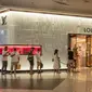 Pengunjung antre masuk toko Louis Vuitton di mal mewah Siam Paragon, Bangkok, Thailand, Minggu (17/5/2020). Thailand mengizinkan toko serba ada, pusat perbelanjaan, dan bisnis lainnya kembali dibuka untuk menghidupkan kembali ekonomi yang rusak akibat pandemi COVID-19. (AP Photo/Gemunu Amarasinghe)