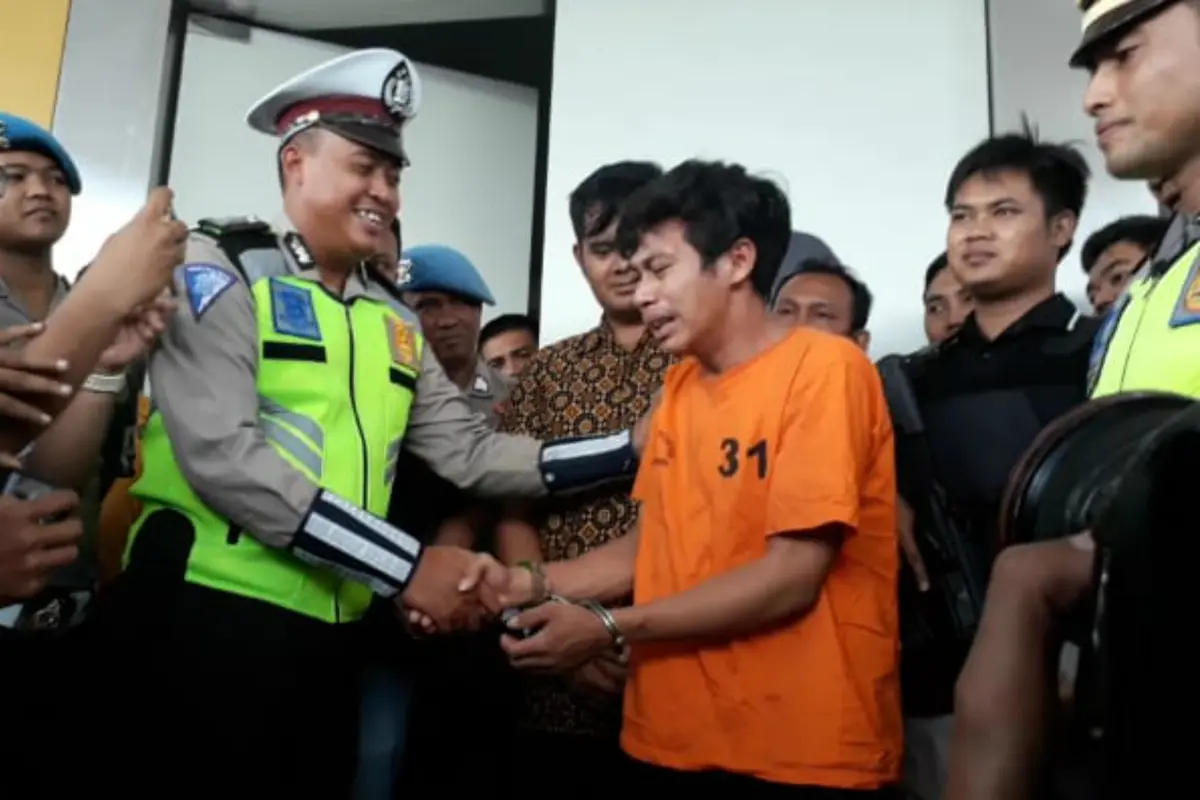 Pelanggar lalu lintas, Adi Saputra (21) yang merusak kendaraannya saat ditilang polisi, menangis di Polres Tangerang Selatan