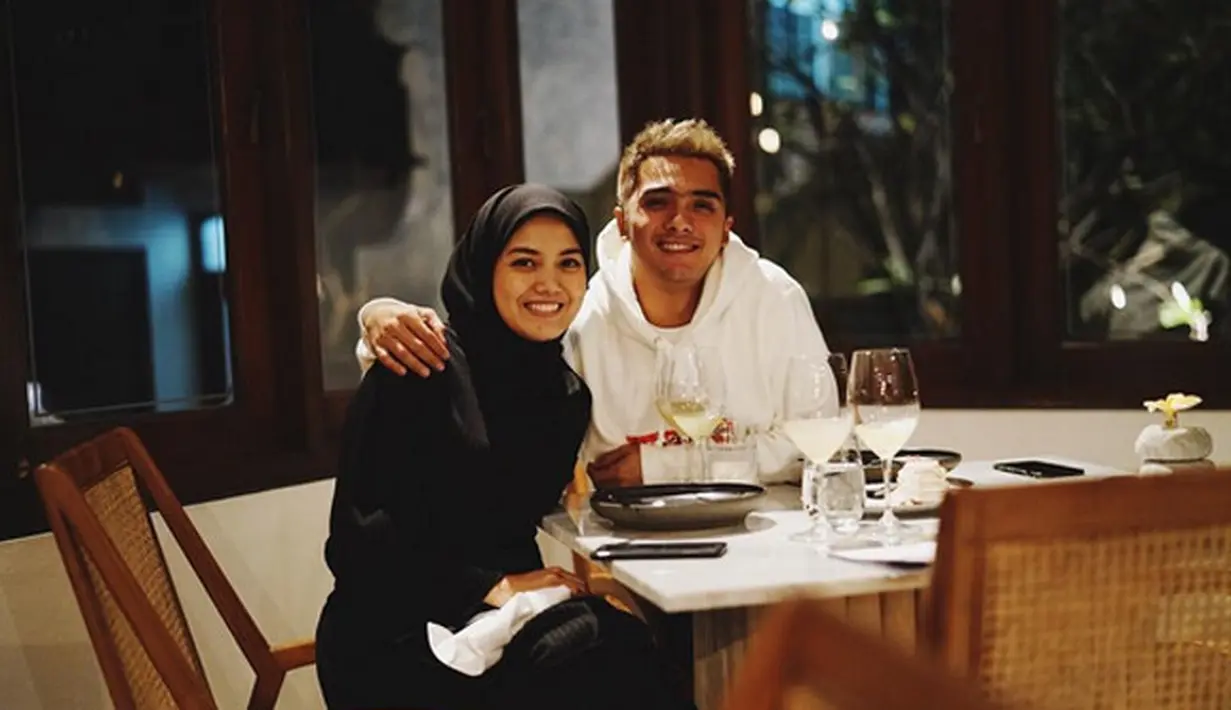 Usia pernikahan pasangan pesinetron Ricky Harun dan Herfiza Novianti sudah empat tahun. Keluarga yang selalu tampak harmonis itu telah dikaruniai dua orang anak dari pernikahannya. (Instagram/herfiza)