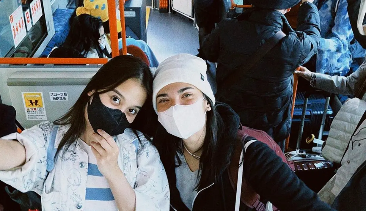 Meski harus membagi waktu bekerja dan liburan, Haico Van der Veken tampak begitu senang menikmati momen saat berada di Jepang. Bahkan aktris 20 tahun ini terlihat menyusuri jalanan di Jepang dan lakukan kuliner bersama para pemain lainnya.(Liputan6.com/IG/@haico.vdv)