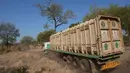 Petugas Taman Afrika membawa sejumlah gajah yang akan dipindahkan dengan truk di  Majete Game Reserve, Malawi selatan (14/7). (AFP Photo/Amos Gumulira)