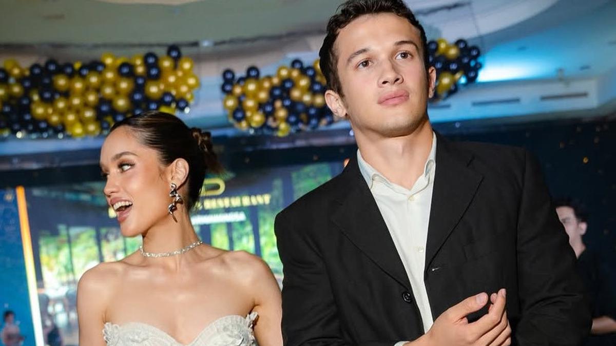6 Potret Tampilan Cinta Laura Bak Pengantin Dibalut Mini Dress Putih Strapless