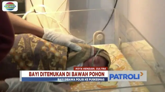 Bayi yang saat ditemukan terbungkus kantong plastik dengan kondisi ari-ari masih melekat dibawa ke puskesmas oleh aparat kepolisian.