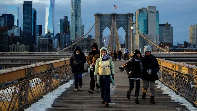 Derita Jembatan Brooklyn nan Ikonis karena Ulah Turis, Tisu Bekas hingga Kondom Penuhi Pagar
