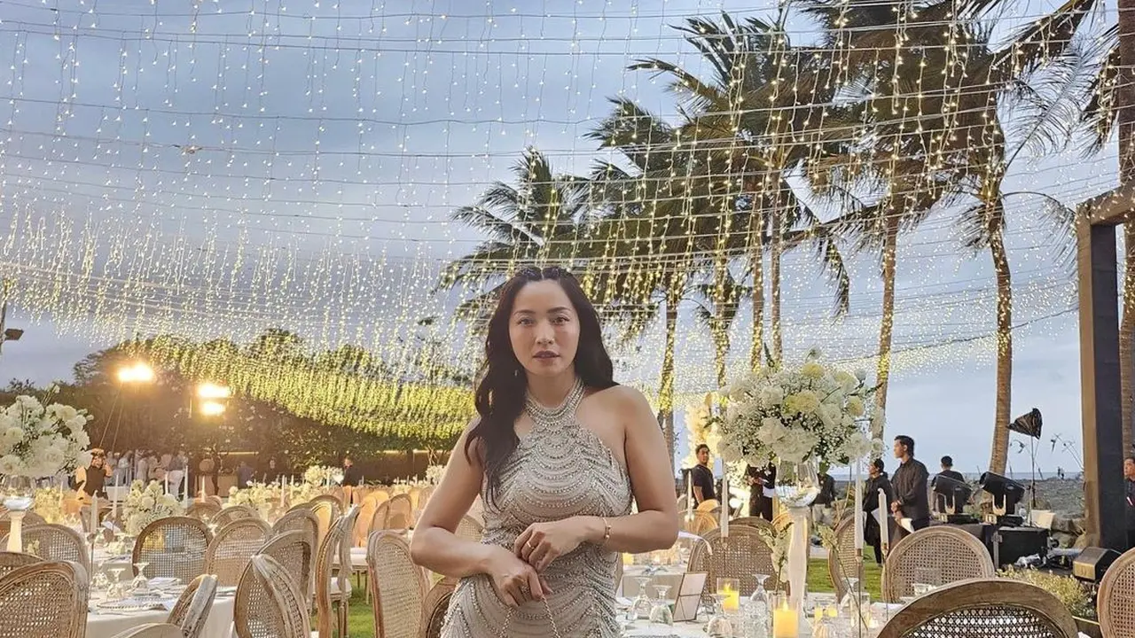 Adu Gaya Trio Bestie, Hesti Purwadinata, Dian Ayu Lestari, dan Tyara Renata Kondangan dengan Busana Serba Silver