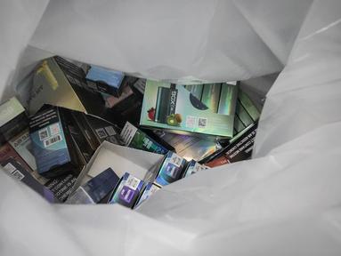 Produk vaping dimasukkan ke dalam kantong dan disita di sebuah toko tembakau oleh anggota New York Sheriff's Joint Compliance Task Force (SJCTF), di New York, Rabu 27 September 2023. (AP Photo/Bebeto Matthews)