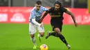 Gelandang Inter Milan, Valentino Lazaro, berusaha melewati striker SPAL, Gabriel Strefezza, pada laga Serie A Italia di Stadion San Siro, Millan, Minggu (1/12). Inter menang 2-1 atas SPAL. (AFP/Miguel Medina)