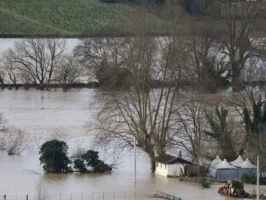 Foto menunjukkan kondisi sebuah rumah yang terendam banjir setelah hujan lebat yang menyebabkan banjir Sungai Garonne di Sainte-Croix-du-Mont, Prancis barat pada Kamis 19 Februari 2026. Wilayah barat daya Prancis menghadapi krisis banjir hebat akibat meluapnya Sungai Garonne. (ROMAIN PERROCHEAU/AFP)