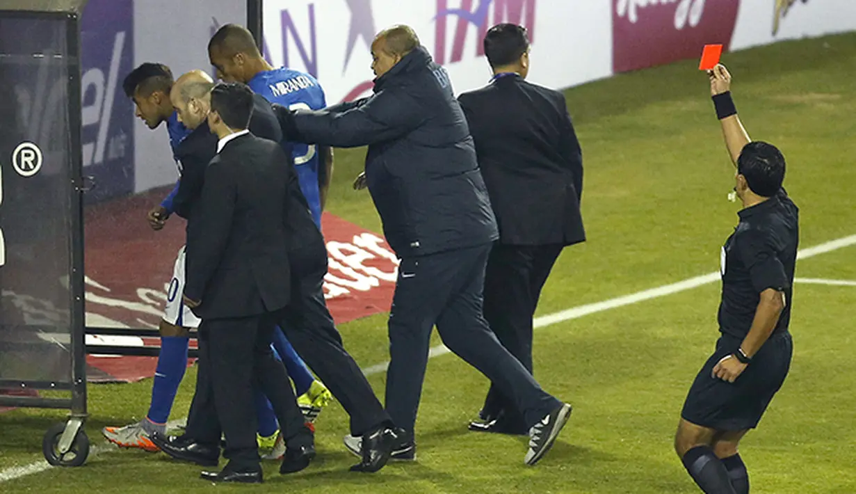 Enrique Osses wasit asal Cile memberi kartu merah pada Neymar. (EPA/Carlos Succo)