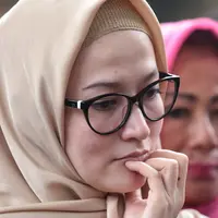 "Bahwa kalau penyelidikan belum sempurna, belum punya bukti yang kuat, baru awal permulaan itu belum bisa dikategorikan tersangka," ujar Razman Arief Nasution usai pemeriksaan di Polda Metro Jaya Selasa (10/10). (Adrian Putra/Bintang.com)