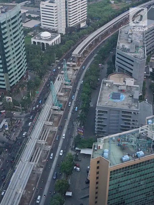 Lintasan Light Rail Transit (LRT) Jabodebek, tampak masih dalam tahap pembangunan di Rasuna Said, Kuningan, Jakarta, Sabtu (29/6/2019). Pembangunan lintasan Kereta Api Ringan atau LRT Jabodebek tahap 1 per 3 Mei 2019 mencapai 61,95 persen. (Liputan6.com/Herman Zakharia)