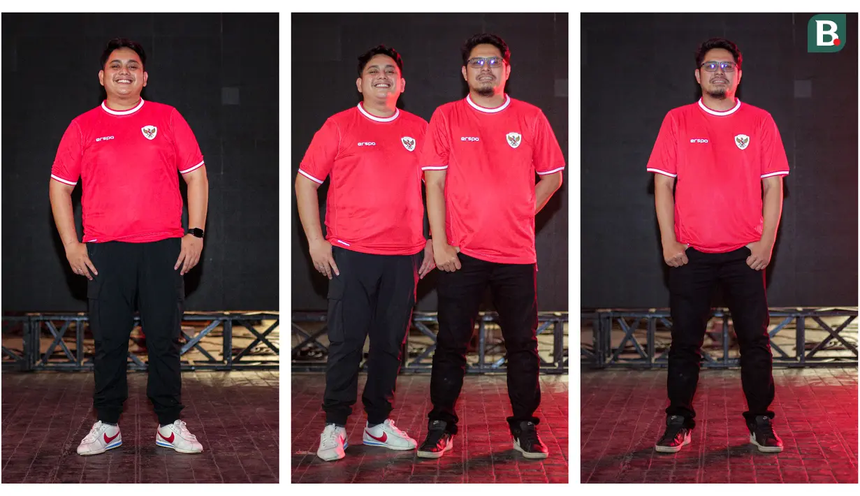 Dua bersaudara Alif Syauqi (kiri) dan Bambang Dwi Nugraha (kanan) berpose saat nonton bareng laga semifinal Piala Asia U-23 antara Timnas Indonesia U-23 melawan Uzbekistan U-23 di Kompleks Stadion Utama Gelora Bung Karno (SUGBK), Senayan, Jakarta, Senin (30/04/2024). Mereka menggunakan jersey terbaru Timnas Indonesia usai membelinya dari Official Garuda Store. (Bola.com/Bagaskara Lazuardi)