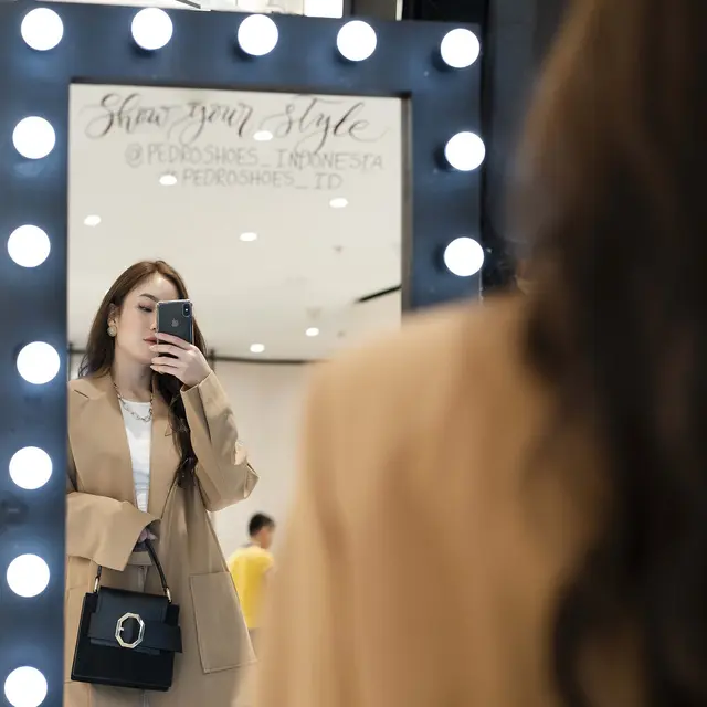 4 Tips Mirror Selfie supaya Potret OTTD Tampak Maksimal - Lifestyle