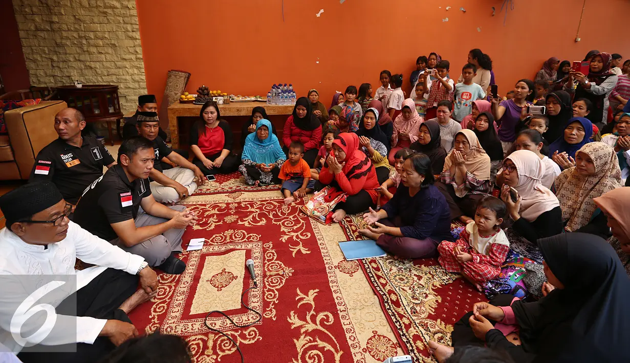 Cagub DKI Jakarta nomor urut satu, Agus Harimurti Yudhoyono berdoa bersama warga saat blusukan ke Kelurahan Kebayoran Lama Utara, Jakarta, Selasa (6/12). AHY bertatap muka dengan warga tersebut dan mendengarkan keluahan mereka. (Liputan6.com/Johan Tallo)