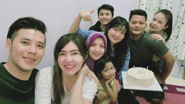 Sudah Lamaran, Ini 6 Momen Kedekatan Chevra Yolandi dan Keluarga Via Vallen