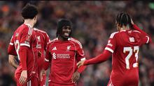 Menit ke-36, aksi Jeremie Frimpong berhasil menggandakan keunggulan Liverpool. Tampak dalam foto, bek Liverpool asal Belanda, Jeremie Frimpong (tengah) merayakan gol kedua timnya saat pertandingan putaran ketiga Piala FA Inggris melawan Barnsley di Stadion Anfield, pada Senin 12 Januari 2026 waktu setempat atau Selasa (13/1/2026) dini hari WIB. (PETER POWELL/AFP)